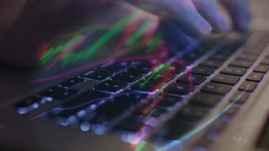 Kapat - dizüstü bilgisayarda yazan kadın ellerinin görüntüsü