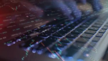 laptop ve kredi kartı ile işadamı