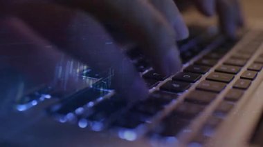 İşadamı dizüstü bilgisayarla çalışıyor