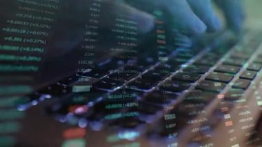 Dizüstü bilgisayarı tutan bir kadının ellerini kapatın ve birden fazla klavye kullanın.