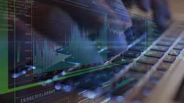 Ofiste dizüstü bilgisayar kullanan bir iş adamı