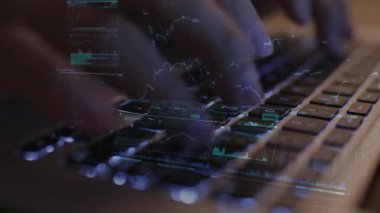 Geceleri laptopta çalışan bir kadın.