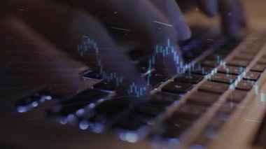 Klavye kullanan ve dizüstü bilgisayarda çalışan kadını kapat