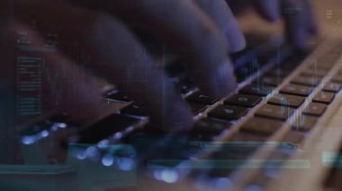 Bilgisayar klavyesinde yazan kadına yakın çekim