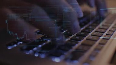 Dizüstü bilgisayarda yazan kadın klavyesi