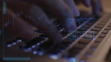 Ofisteki masada finansal verileri olan dizüstü bilgisayarla iş adamlarının görüntüsünü kapat. Borsa analizi, teknoloji, veri, bilgi kavramı