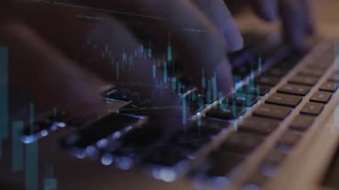 Forex grafiği olan dizüstü bilgisayar kullanarak iş adamını kapat