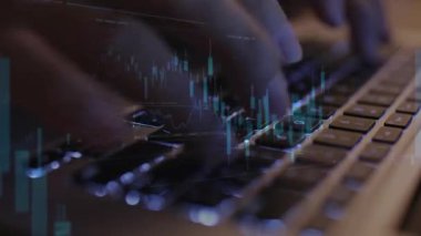 İşadamı dizüstü bilgisayarda klavye kullanıyor. borsa ticareti.