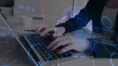 Ofiste dizüstü bilgisayarda çalışan iş adamı, küresel iş dünyası ve sosyal ağ pazarlama kavramı.