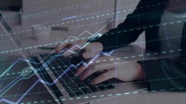 Ofiste dizüstü bilgisayar kullanan iş kadını