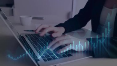 Dizüstü bilgisayarda, borsa grafiği dizüstü bilgisayarda ve piyasa analizi pazar konseptinde iki katına çıkarıldı..