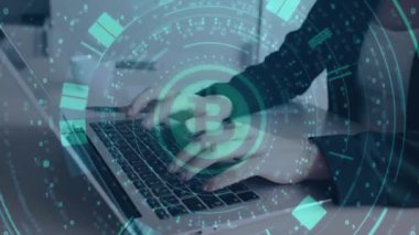 Dizüstü bilgisayar kullanan iş kadını