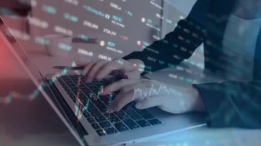 İş kadınlarının bilgisayar ve ön grafik hologram çizimlerini yazarken çift pozlama. Mali analiz kavramı.