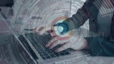 Dizüstü bilgisayarda yazan kadın klavyesi