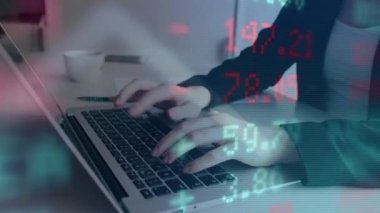 Bilgisayar ve önx çizim hologramı üzerinde çalışan kadın elleri çift pozlama. finansal konsept. finansal analiz kavramı.