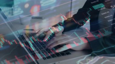 İş kadınlarının bilgisayar ve ön grafik hologram çizimlerini yazarken çift pozlama. Mali analiz kavramı.