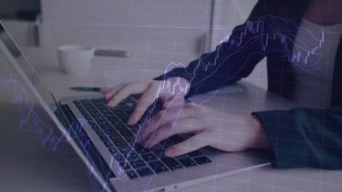 Bilgisayarda ve ön x grafik hologram çiziminde kadın eli yazarken çift pozlama. Borsa yatırım kavramı.