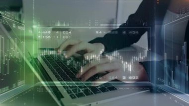 İş kadınlarının bilgisayar ve ön grafik hologram çizimlerini yazarken çift pozlama. Mali analiz kavramı.