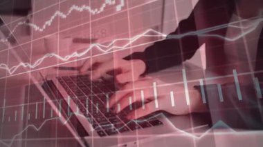 Bilgisayarda ve ön x grafik hologram çiziminde kadın eli yazarken çift pozlama. Borsa yatırım kavramı.