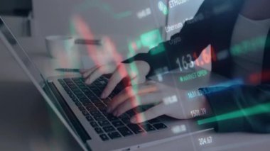 Dizüstü bilgisayarlar ve dijital teknoloji arayüzü ile çalışan işadamları