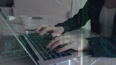 Kadın elinin bilgisayar ve veri temalı hologram çizimlerinde çoklu pozlama. teknoloji kavramı.