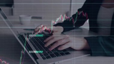 İş ve finans konsepti için bilgisayar klavye arka planında önx grafiği olan borsa grafiği.