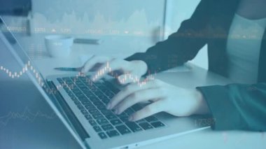 Bilgisayarda ve ön x grafik hologram çiziminde kadın eli yazarken çift pozlama. Borsa yatırım kavramı.