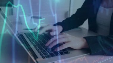 Bilgisayar ve önx çizim hologramı üzerinde çalışan kadın elleri çift pozlama. finansal analiz kavramı.