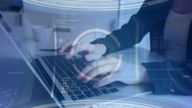 İş kadını ofiste çalışıyor.