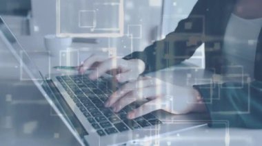 Arka planda dizüstü bilgisayar üzerinde çalışan işadamı çift pozlama. Önde uluslararası iş hologramı. Başarı kavramı.