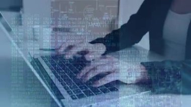 Ofiste dizüstü bilgisayar kullanan işadamı; panoramik pankart