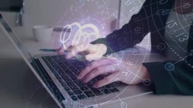 Dizüstü bilgisayarda birden fazla ışık efekti kullanan kadın