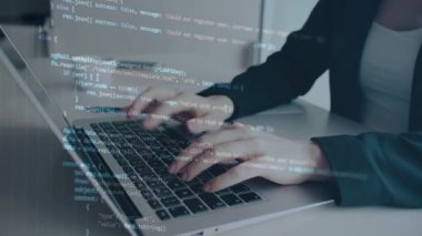 Ofiste bilgisayar üzerinde çalışan kadın programcı.