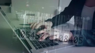 Çoklu pozlama ile bilgisayar üzerinde çalışan iş adamı