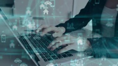 İş adamı ofis masasında ağ arayüzü olan bir dizüstü bilgisayar kullanıyor. İnternet bağlantısı konsepti. çift pozlama