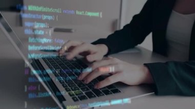 Çoklu kodlama kodlu Compubilgisayar klavyesinde yazan kadın