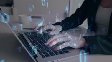 Modern şehirde dizüstü bilgisayar kullanan bir kadın. internet ağı