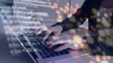 Gece bilgisayar kullanan iş kadını; panoramik pankart