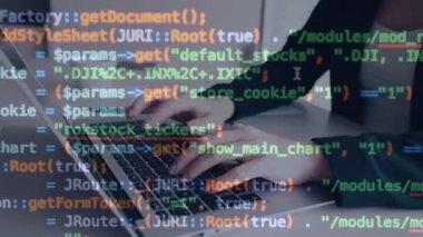 Programlama kodlu klavyede yazan kadın.