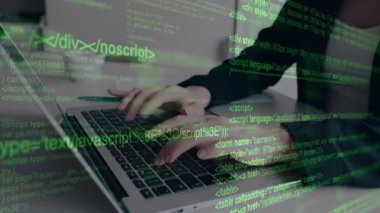 Dizüstü bilgisayarlar ve dijital teknoloji arayüzü ile çalışan işadamları