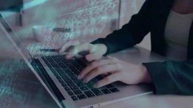 Ofiste dizüstü bilgisayar kullanan iş kadını.