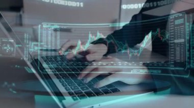 Ofiste dizüstü bilgisayarda yazan iş kadını, 3 boyutlu hologram hazırlıyor.