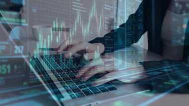 İşadamı ofiste dizüstü bilgisayarla çalışıyor.