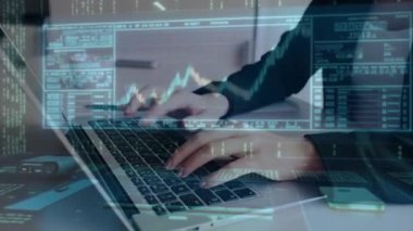 Ofiste dizüstü bilgisayarla çalışan iş adamı, çoklu maruz kalma