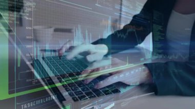 İş ve teknoloji kavramı. Dizüstü bilgisayarda çalışan ve Forx Grafik ile modern dijital tablet kullanan bir adamın çift pozlama.