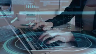 iş kadını dizüstü bilgisayar ile çalışma