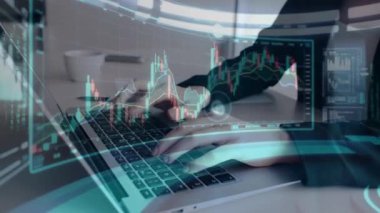 Bilgisayarda ve ön x grafik hologramında yazı yazan kadın ellerine çok maruz kalmış. Borsa analizi kavramı.