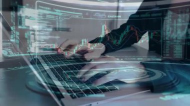 İş adamı dizüstü bilgisayarda çalışıyor ve sanal gerçeklik arayüzü kullanıyor