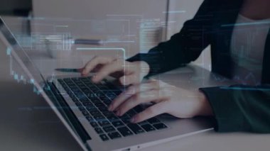 Dizüstü bilgisayarda teknoloji simgeleriyle yazan kadın.