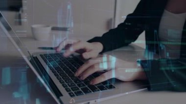 İş teknolojisiyle dizüstü bilgisayarda yazan kadın.